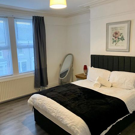 Blossom Holiday Lets - 3 Bed Bensham Apartment Гейтсхед Экстерьер фото